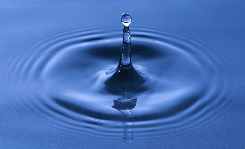 Water_drop_impact_on_a_water-surface_-_%281%29.jpg