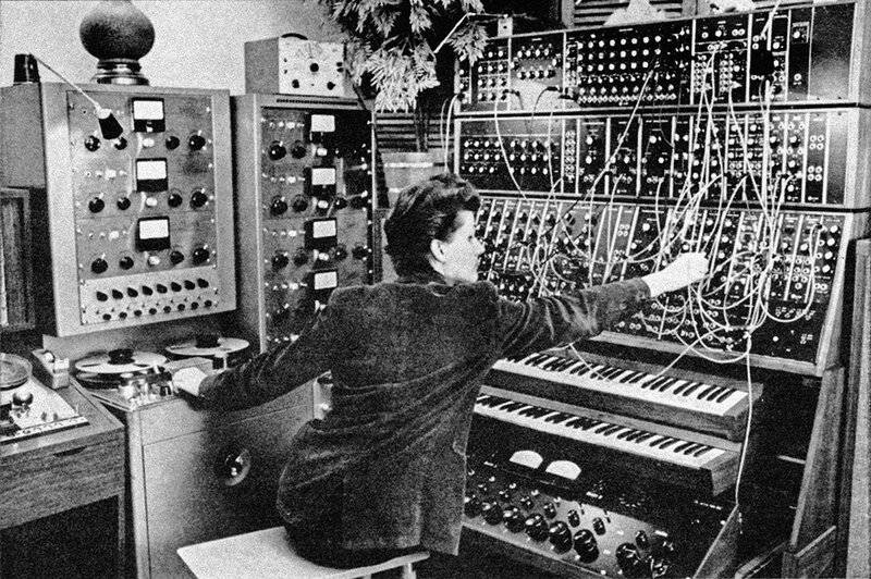 Wendy-Carlos-at-her-Moog-Synthesizer.jpg
