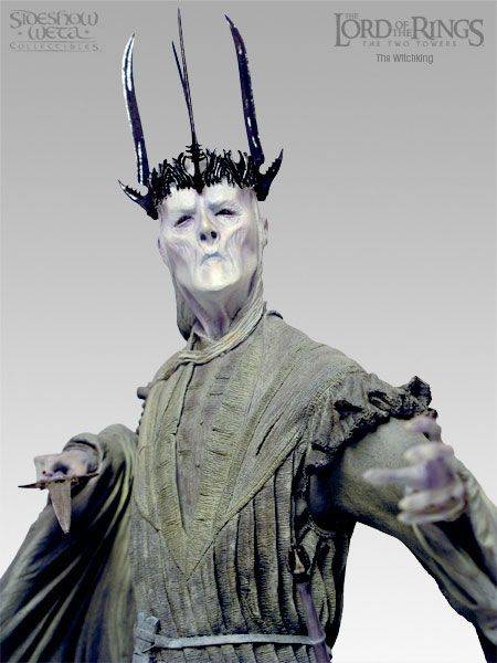 Witch-king_statue_close.jpg
