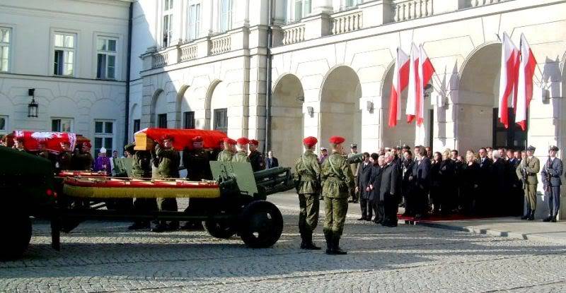 wyprowadzenie-trumien-pary-prezyden.jpg